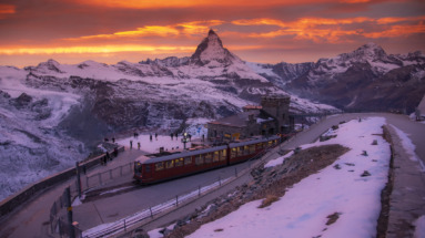 Uitzicht over de Matterhorn en de Gornergrat Bahn in Zwitserland tijdens zonsondergang