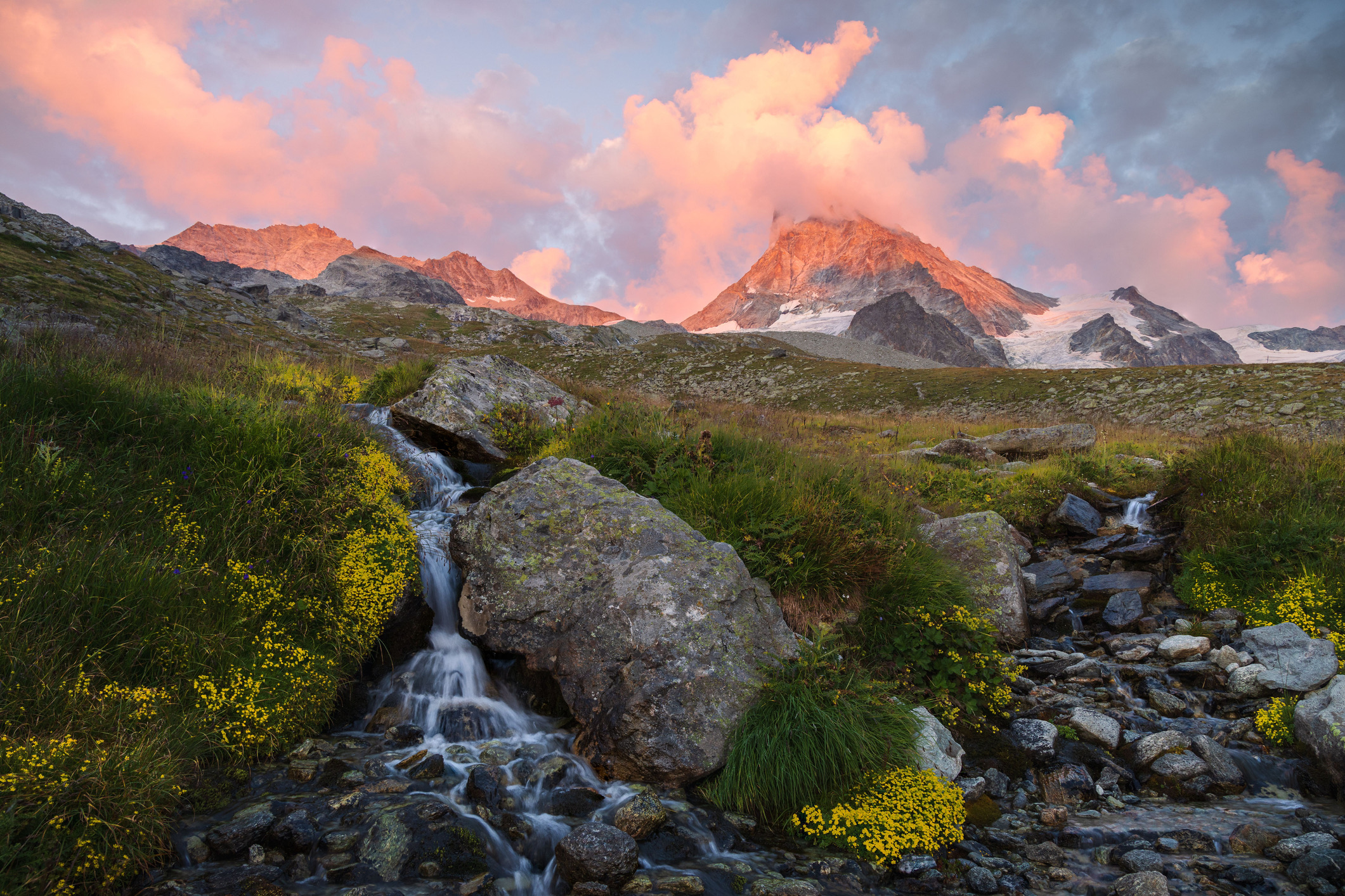 Zwitserland is het enige Centraal-Europese land in de top tien koelste Europese bestemmingen. Hoewel de dalen in augustus behoorlijk warm kunnen worden, zorgt de hoogte van de Alpen voor de ultieme ontsnappingsroute. Hoe hoger je gaat, hoe koeler de berglucht.
