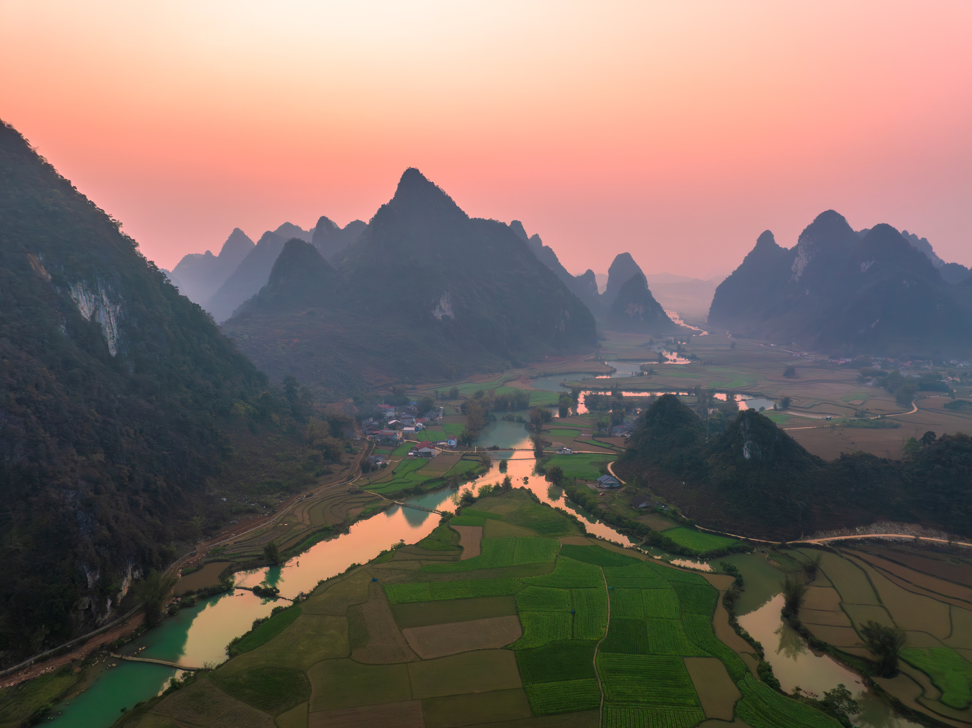 Het Phong Nha-Kẻ Bàng-gebied in Centraal-Vietnam was bij avonturiers al bekend vanwege de spectaculaire kalksteenkarst en de grootste grotten ter wereld. De promotie tot biosfeerreservaat zorgt nu voor een bredere bescherming van het omringende, oeroude regenwoud en de inheemse minderheden die er leven.