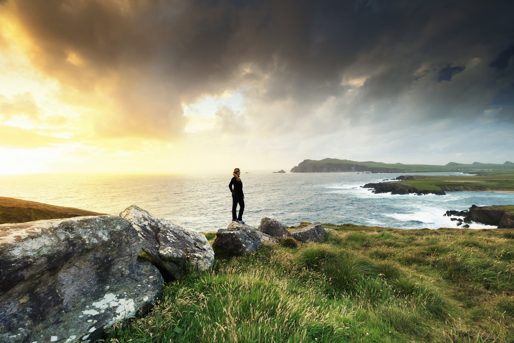 In augustus hoef je in Ierland zelden te rekenen op verzengende hitte, en de ruige Atlantische kustlijn is perfect voor een actieve roadtrip.