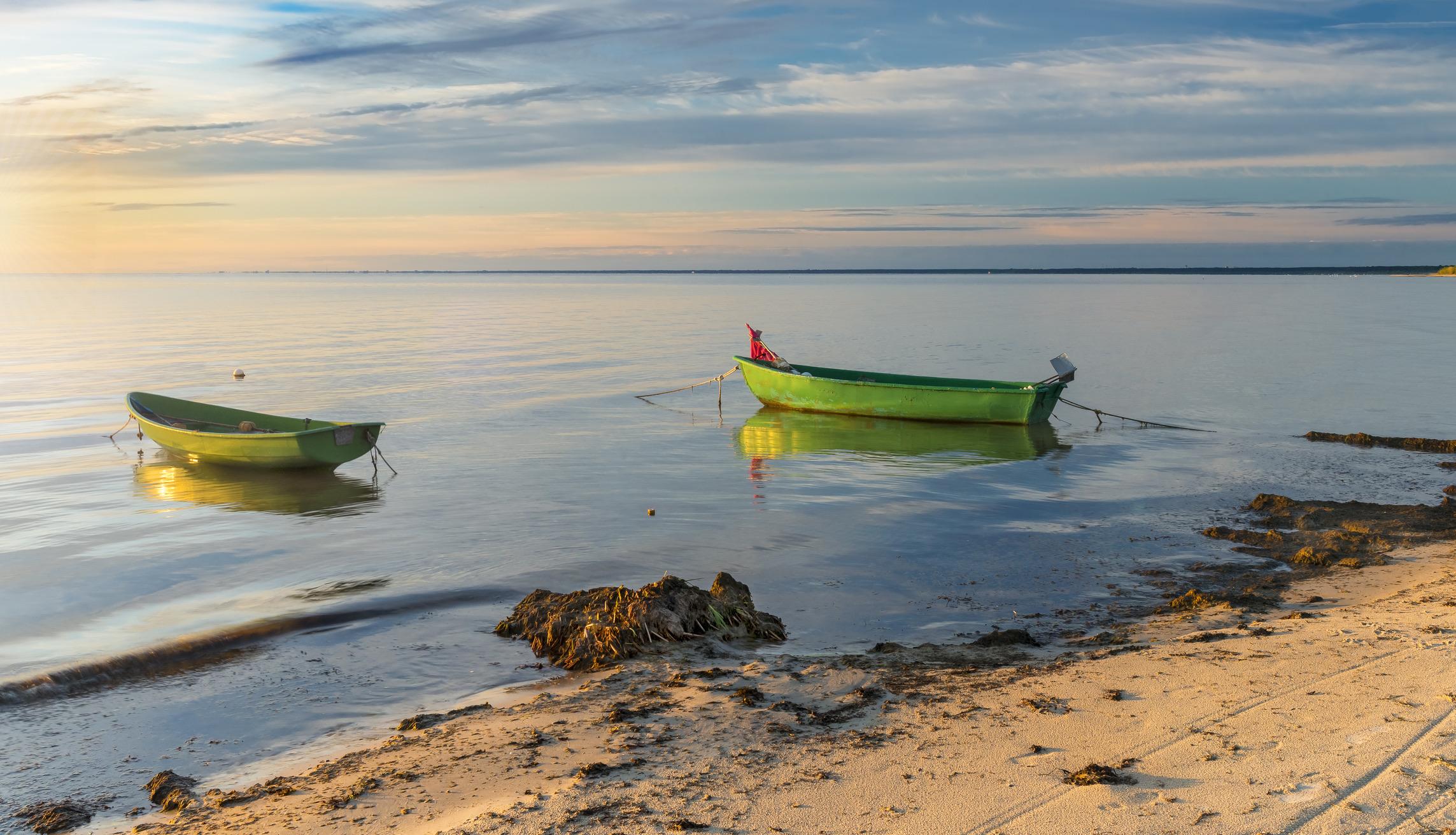 Net als buurland Estland beschikt Letland over enorme lappen ongerepte natuur, weidse stranden en een heerlijk gematigd zeeklimaat in de late zomer.Onze coole tip: bezoek de westkust van Koerland (Kurzeme), in het bijzonder Kaap Kolka, waar de Golf van Riga en de open Oostzee elkaar ontmoeten.