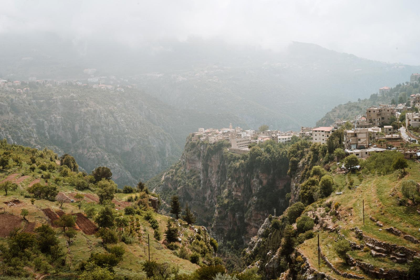 Uitzicht over de Qadisha-vallei en het bergdorp Bcharre in Libanon