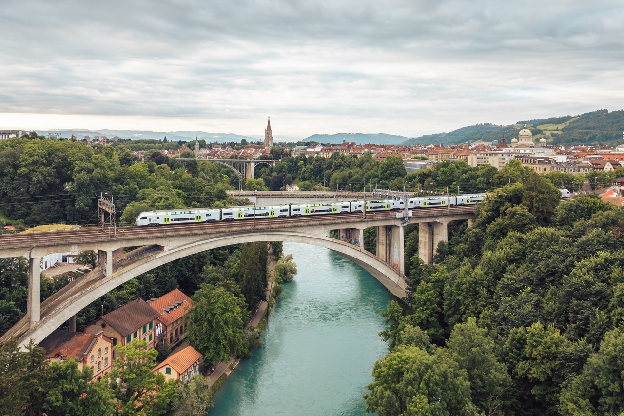 Reizen met het openbaar vervoer in Zwitserland is al een belevenis op zich. Dankzij een van Europa's meest fijnmazige en betrouwbare transportnetwerken bereik je vrijwel elke bestemming moeiteloos per trein, bus, boot of kabelbaan.
