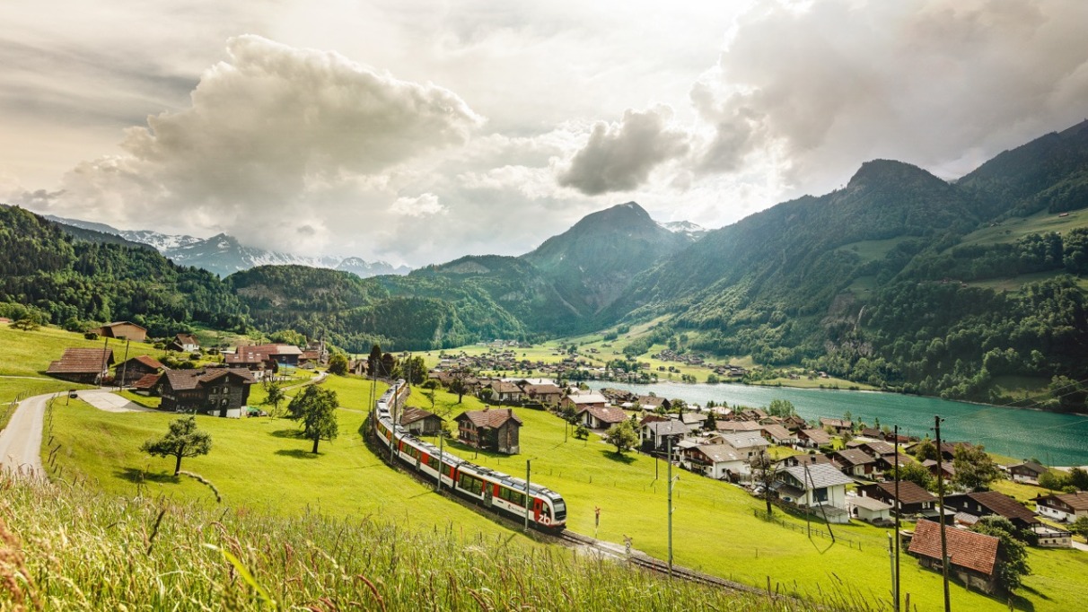 Luzern-Interlaken Express bij de Lungernsee in Centraal-Zwitserland