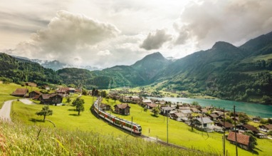 Luzern-Interlaken Express bij de Lungernsee in Centraal-Zwitserland