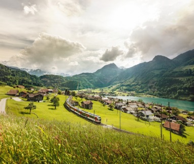 Luzern-Interlaken Express bij de Lungernsee in Centraal-Zwitserland