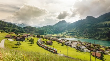 Luzern-Interlaken Express bij de Lungernsee in Centraal-Zwitserland