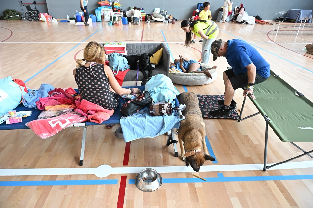 Inwoners van de dorpen in de buurt van Valle del Tietar, die gedwongen zijn te evacueren, rusten uit in een sporthal in Las Rozas, Madrid, Spanje, op 25 juli 2026. Door de bosbranden zijn 60.000 inwoners uit hun huizen verdreven en is meer dan 20.000 hectare verbrand.