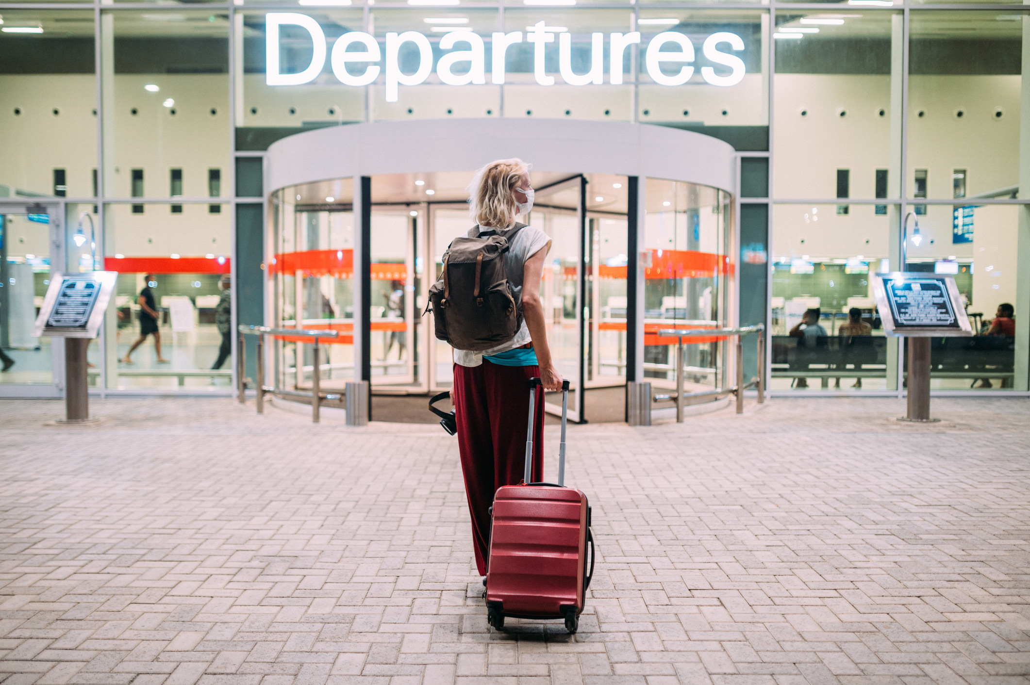 Het kosteloos meenemen van een grotere handbagagekoffer (rolkoffer) aan boord is op dit moment zo goed als verleden tijd. Als reiziger moet je niet langer alleen rekening houden met de prijs van je vliegticket, maar zijn de kosten voor je bagage minstens zo belangrijk geworden.
