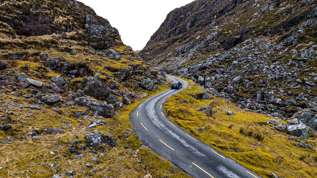 Ierland trekt reizigers met de adembenemende Wild Atlantic Way, maar de wegen eisen hun tol.