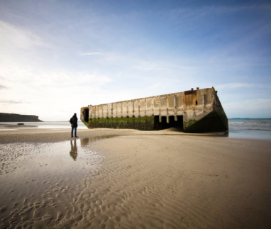 Bij Gold Beach liggen nog steeds stukken beton die werden gebruikt om de tanks te laten zakken. Arromanches-les-Bains ligt ongeveer 12 km ten noordoosten van Bayeux en 10 km ten westen van Courseulles-sur-Mer aan de kust, in het hart van het gebied waar op D-Day, 6 juni 1944, de landingen in Normandië plaatsvonden, Normandië, Frankrijk.