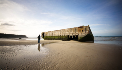 Bij Gold Beach liggen nog steeds stukken beton die werden gebruikt om de tanks te laten zakken. Arromanches-les-Bains ligt ongeveer 12 km ten noordoosten van Bayeux en 10 km ten westen van Courseulles-sur-Mer aan de kust, in het hart van het gebied waar op D-Day, 6 juni 1944, de landingen in Normandië plaatsvonden, Normandië, Frankrijk.