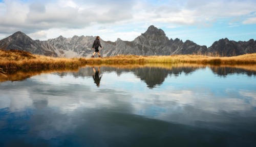 Man loopt langs meer over de Golmer Höhenweg en Seenweg in Montafon, Oostenrijk