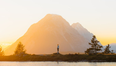 Zonsondergang bij de Kaltwassersee in Seefeld, Oostenrijk in de herfst