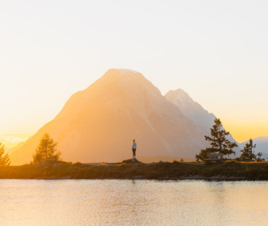 Zonsondergang bij de Kaltwassersee in Seefeld, Oostenrijk in de herfst