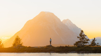 Zonsondergang bij de Kaltwassersee in Seefeld, Oostenrijk in de herfst