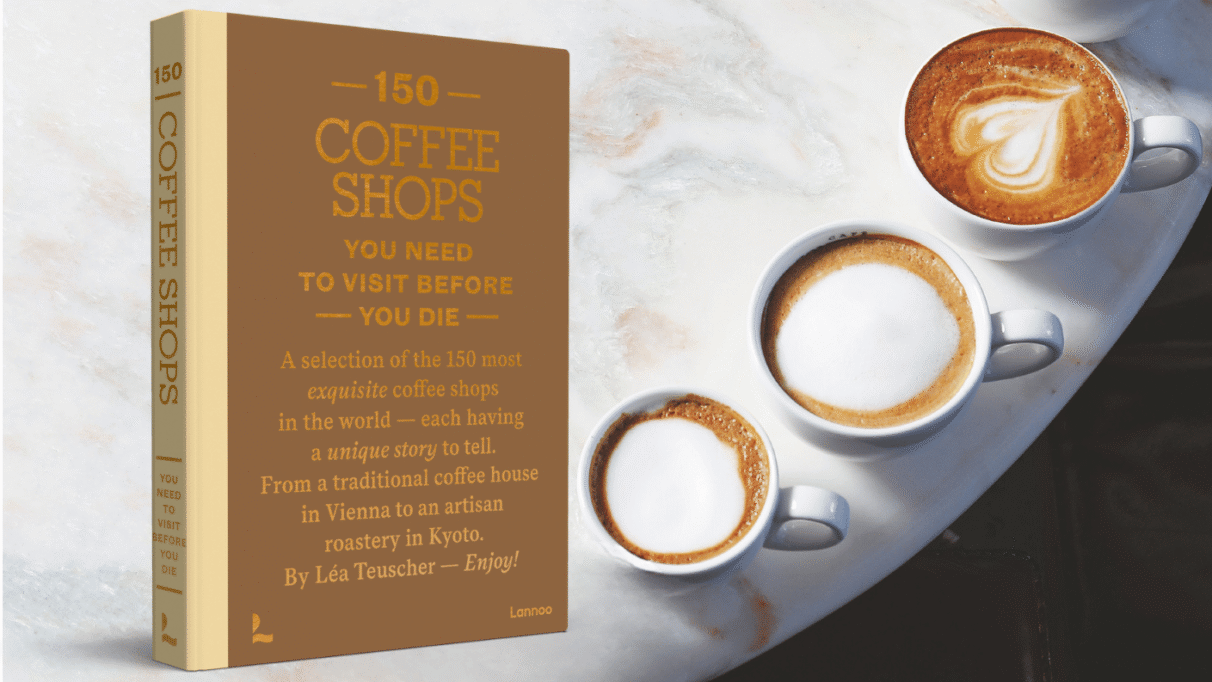 Boek 150 Coffee Shops You Need to Visit Before You Die naast drie kopjes koffie