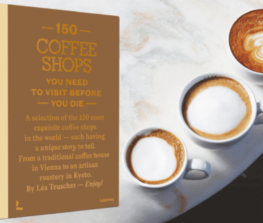 Boek 150 Coffee Shops You Need to Visit Before You Die naast drie kopjes koffie
