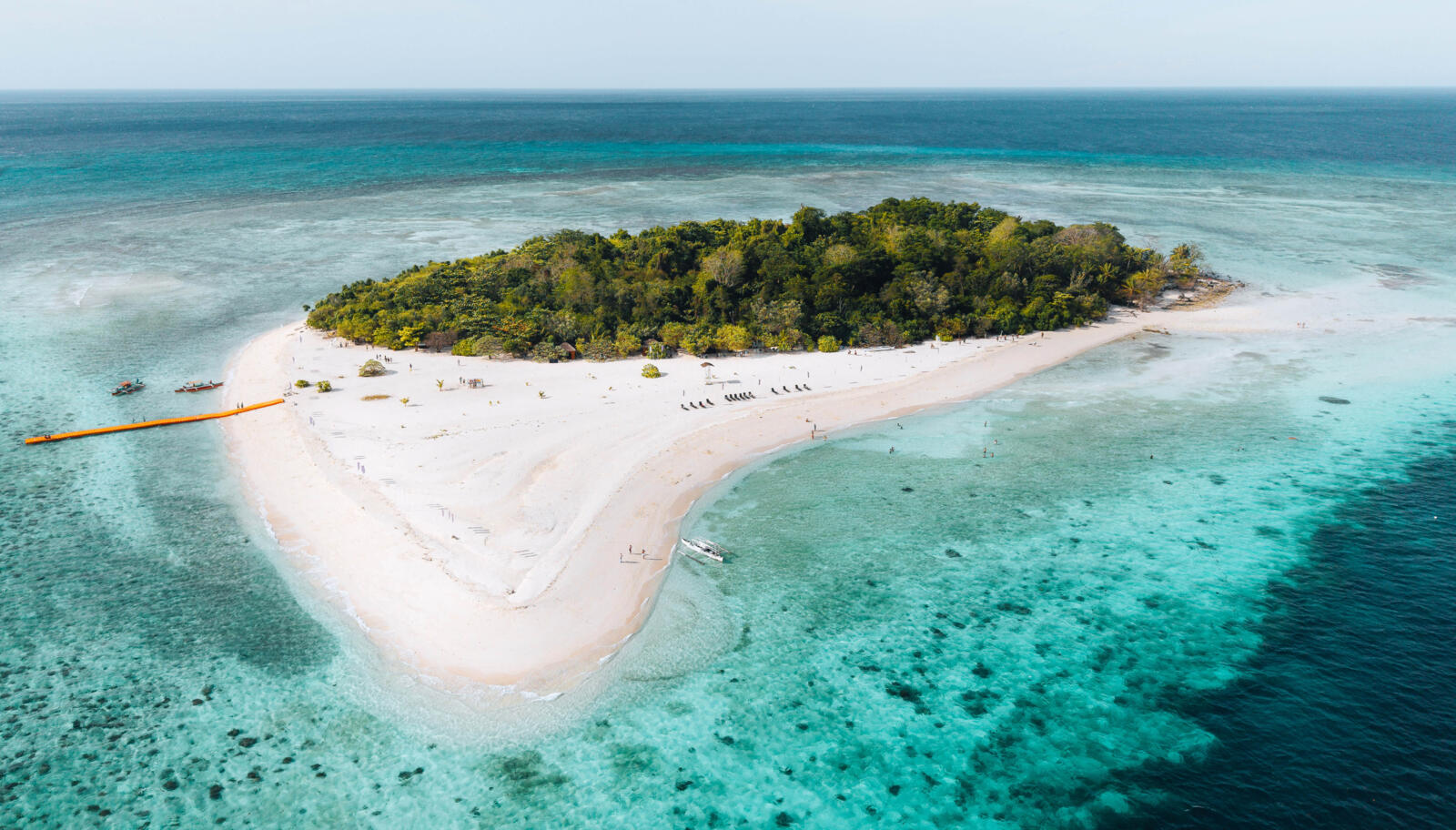 Luchtfoto van het tropische eiland Mantigue Island met wit zandstrand en helderblauw water bij Camiguin in de Filipijnen.