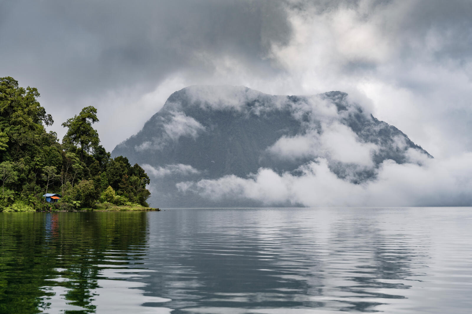 Nevelige bergen en een helder meer bij Gunung Tujuh in Kerinci, Sumatra