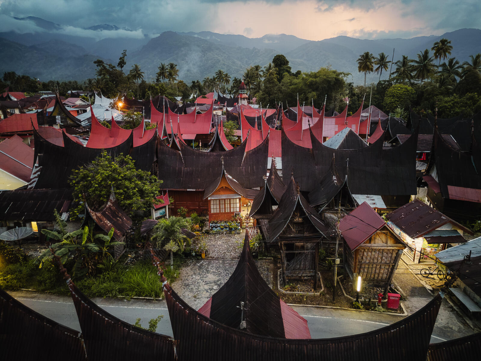 Traditionele huizen met karakteristieke puntige daken in Koto Baru, West-Sumatra