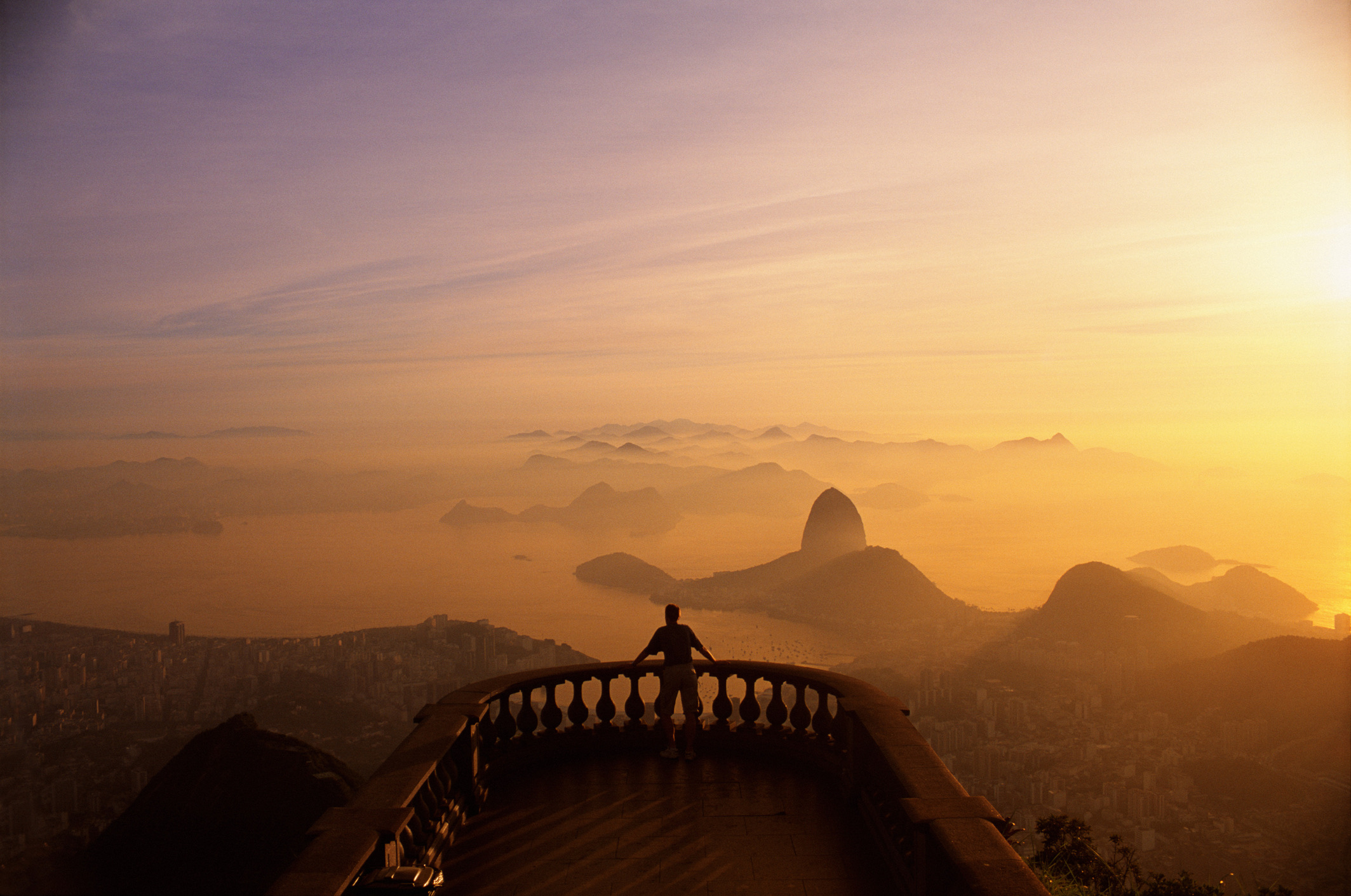 Samba, gouden zandstranden en een weelderige natuur die de stad omarmt: het Braziliaanse Rio de Janeiro bruist van de levensvreugde. Bezoekers worden meegesleept door de energie op Copacabana en Ipanema en het adembenemende uitzicht vanaf de Suikerbroodberg.
