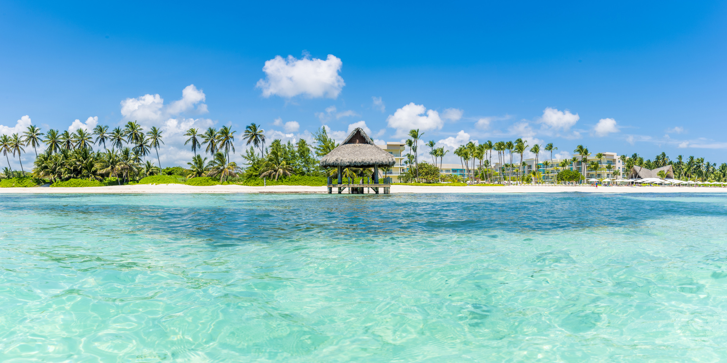 Wie droomt van uitgestrekte palmenstranden, wuivende kokosbomen en turquoise wateren waar houten steigers met rieten palapa’s in de zee steken, vindt in de Dominicaanse Republiek het ultieme Caribische antwoord.