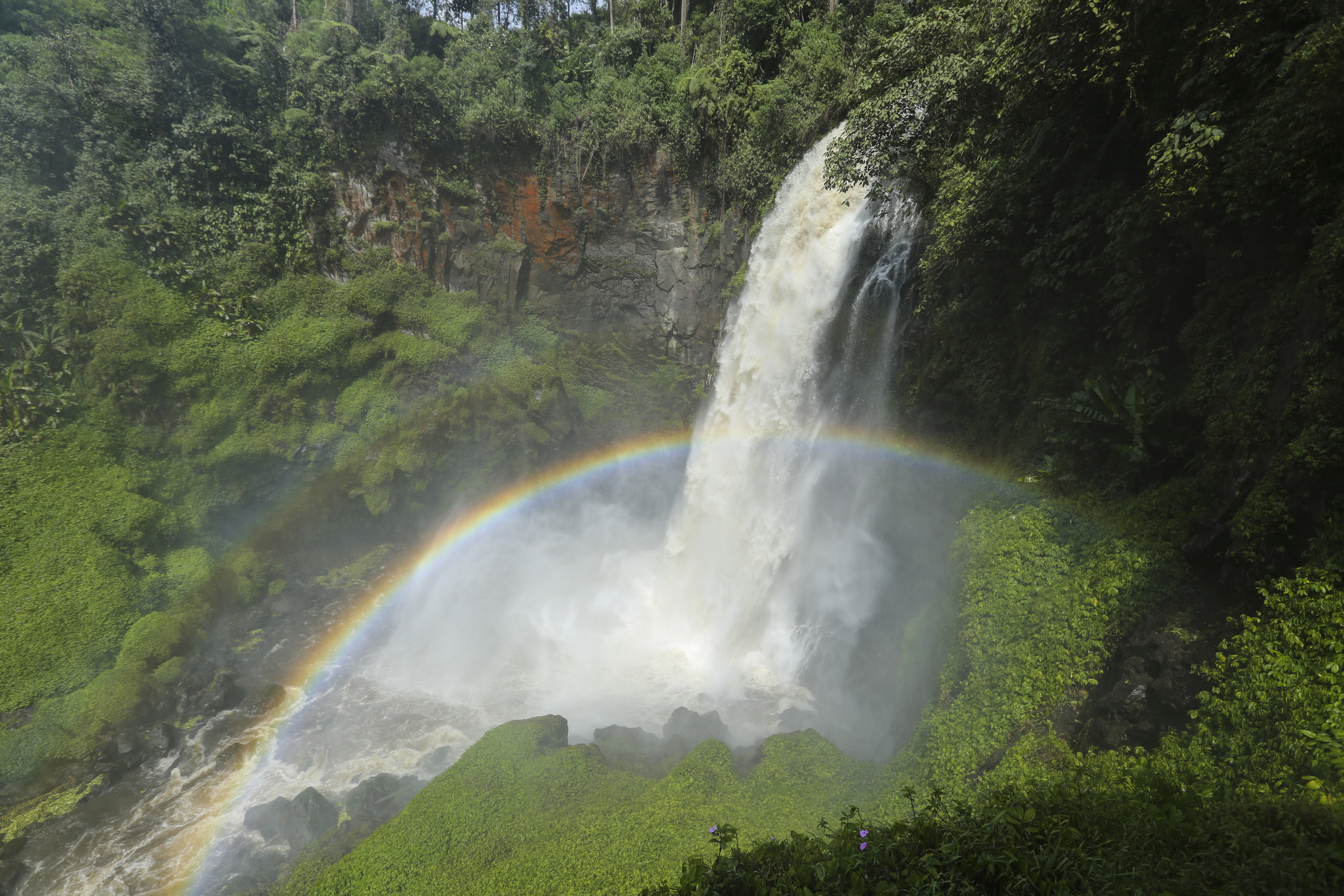 Verscholen in de tropische jungle van de Kerinci-vallei ligt een natuurspektakel van jewelste: de vijftig meter hoge Air Terjun Telun Berasap. De waterval ontleent zijn naam – ‘Rokende Waterval’ – aan de constante waternevel die als een witte rookwolk boven het ravijn hangt. Zeer fotogeniek zijn de regenbogen die ontstaan zodra de zon erop schijnt.