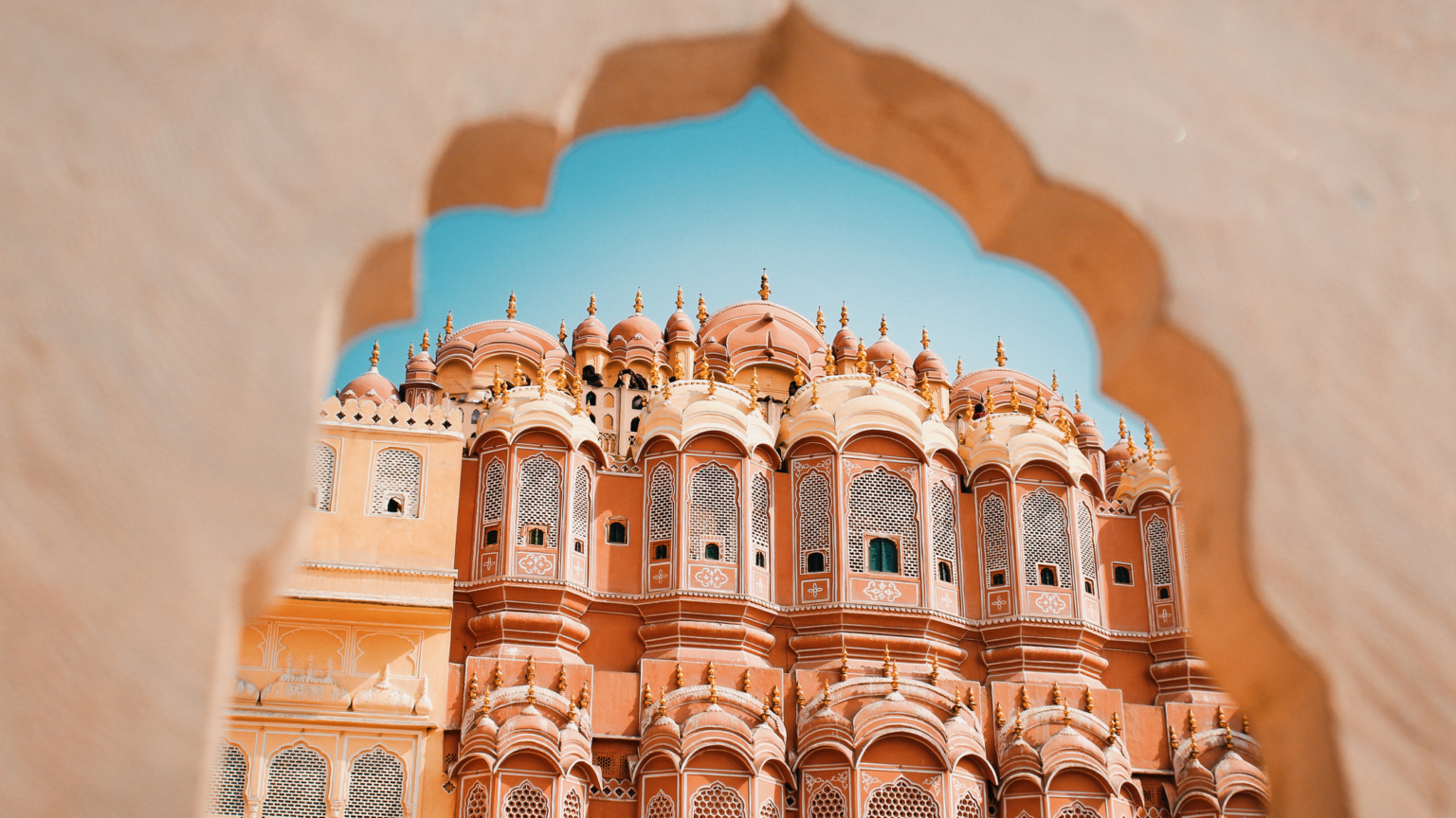 De iconische 'Roze Stad' Jaipur in de Indiase deelstaat Rajasthan betovert bezoekers met sprookjesachtige paleizen, forten en levendige bazaars. Columbus-tip: bewonder de unieke gevel van het Hawa Mahal (het Paleis der Winden) vanaf een tegenovergelegen dakterras met een kop verse chai.