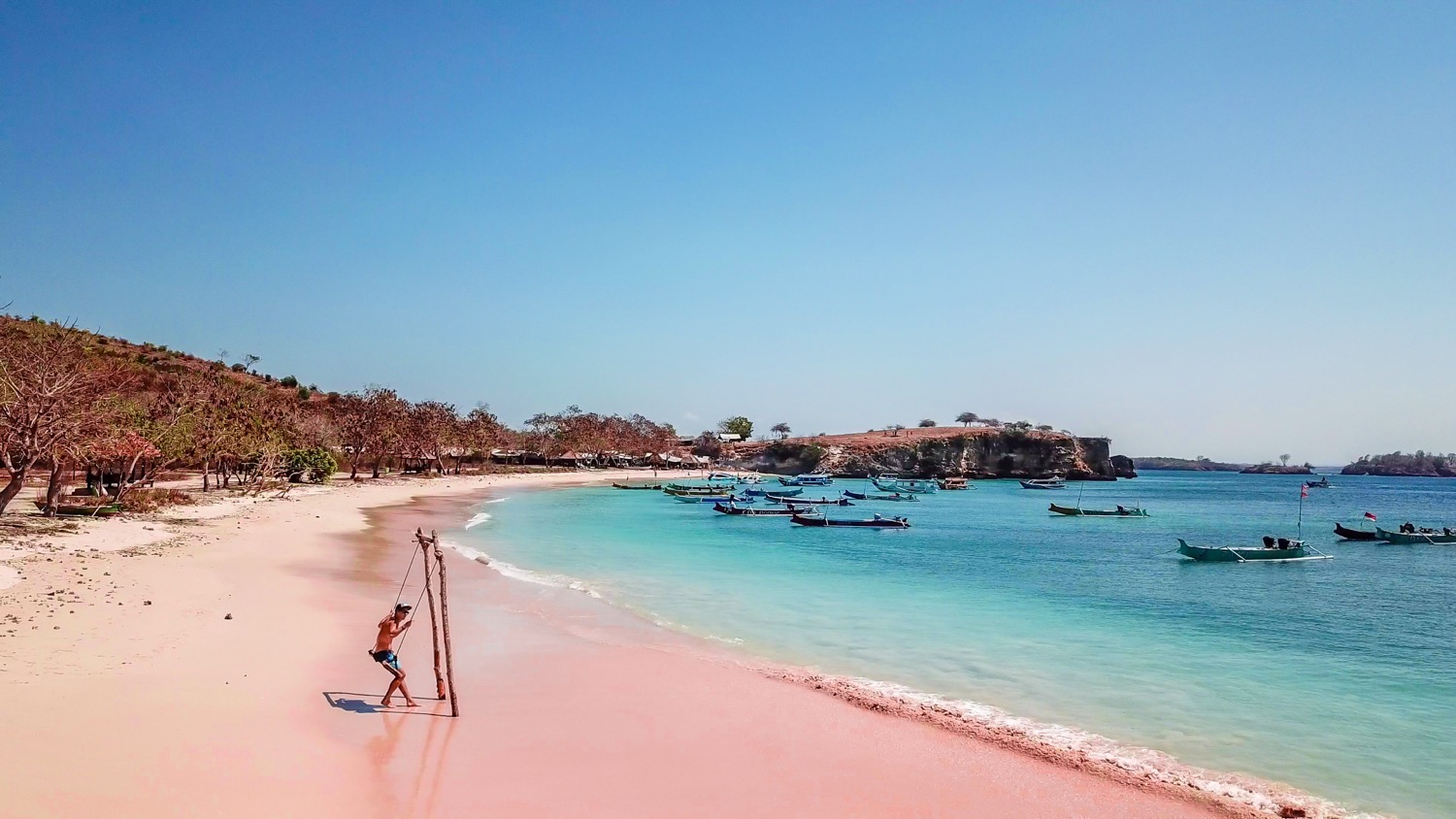 Wil je de massa ontwijken? Pantai Tangsi op het afgelegen zuidoosten van Lombok is aanmerkelijk rustiger dan Komodo. Vroeg in de ochtend, wanneer de eerste zonnestralen op het zand vallen, kleurt de kustlijn hier intens roze.