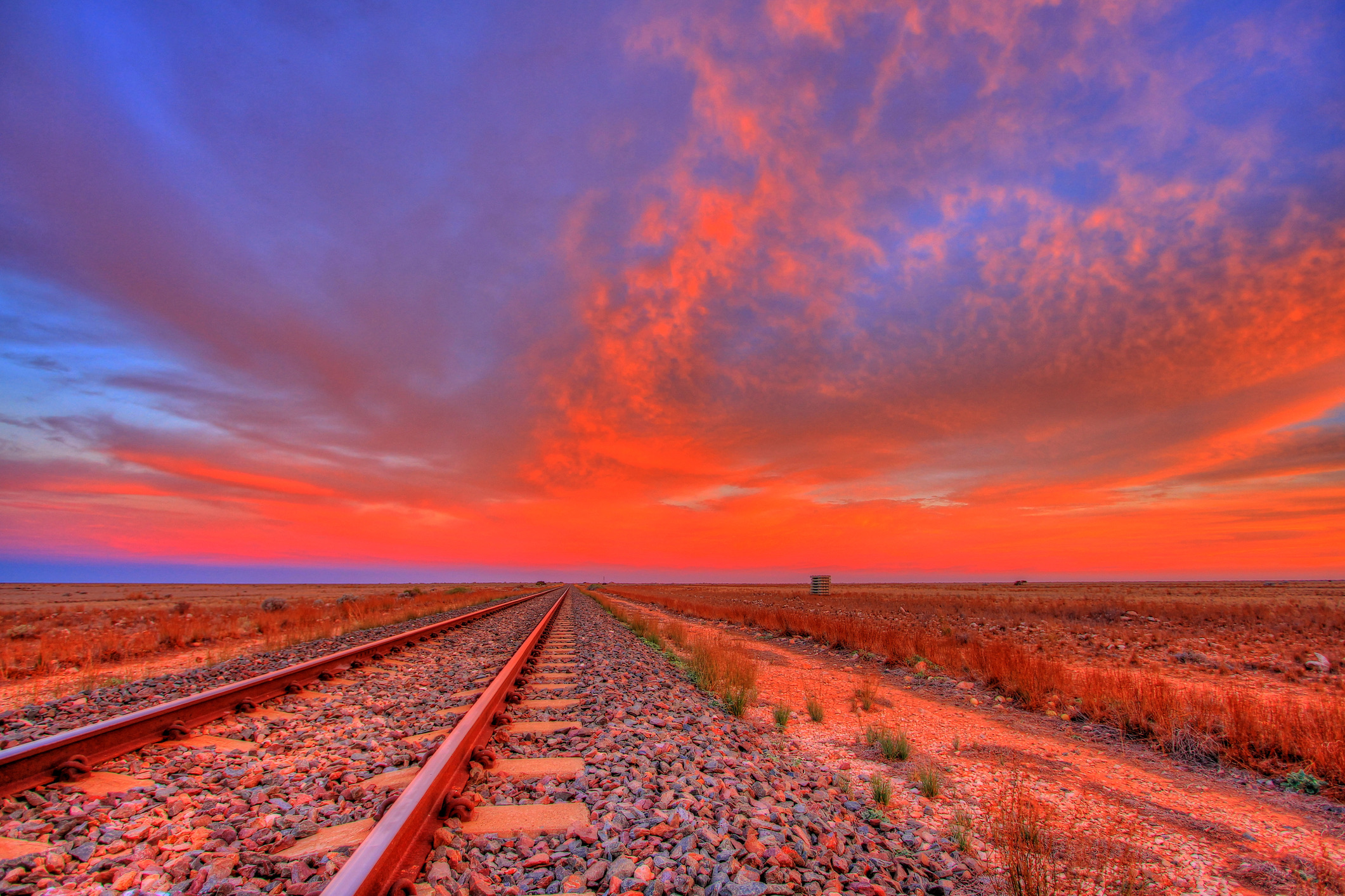 Een van de meest iconische treinreizen ter wereld doorkruist het Australische continent van noord naar zuid, tussen Darwin en Adelaide. In 54 uur tijd zie je via The Ghan de vegetatie langzaam veranderen en plaatsmaken voor het vurige, dieprode zand van de Outback, met stops bij legendarische plaatsen als Katherine Gorge en Alice Springs.