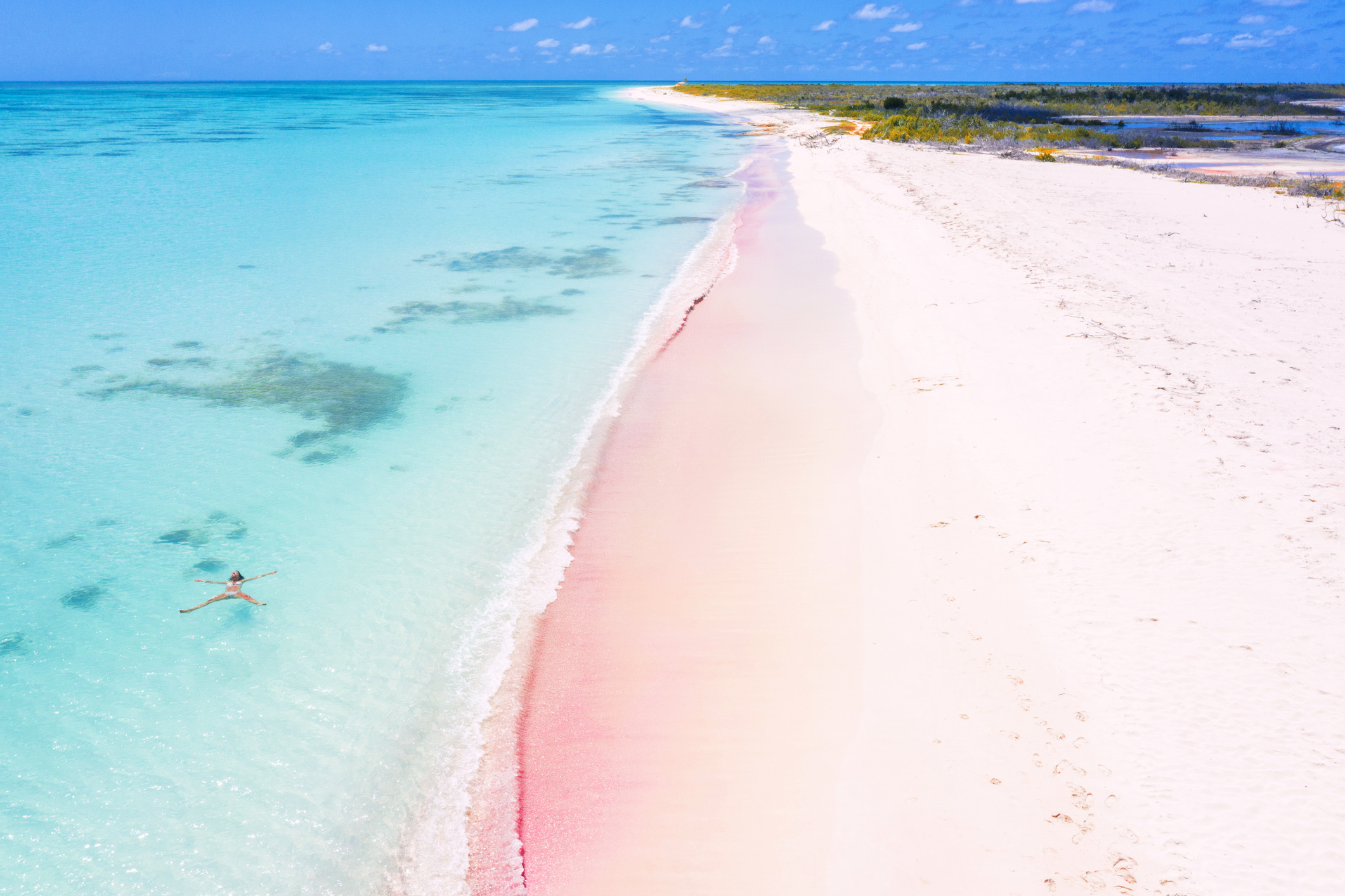 Aan de zuidwestkust van het Caribische eiland Barbuda ligt een vrijwel ongerepte strook roze zand van maar liefst zeventien kilometer lang. Waar Harbour Island op de Bahama's een van de bekendste hotspotbestemmingen is, vind je op Barbuda juist ultieme rust: de kans is groot dat je deze pastelkleurige kustlijn helemaal voor jezelf hebt.