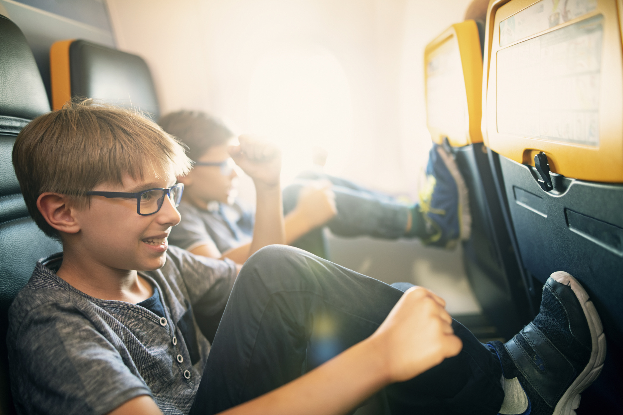 cabinepersoneel pakt geschop door een kind doorgaans het liefst aan vanuit een veiligheidsperspectief. Vraag je de crew om hulp, dan herinneren zij de ouder er vaak vriendelijk aan dat het kind goed vast in de riem moet blijven zitten voor de veiligheid. Hierdoor wordt de ouder niet direct 'beschaamd' over z'n opvoedkunsten, maar wordt het heen en weer schuiven en trappen wel meteen een halt toegeroepen.