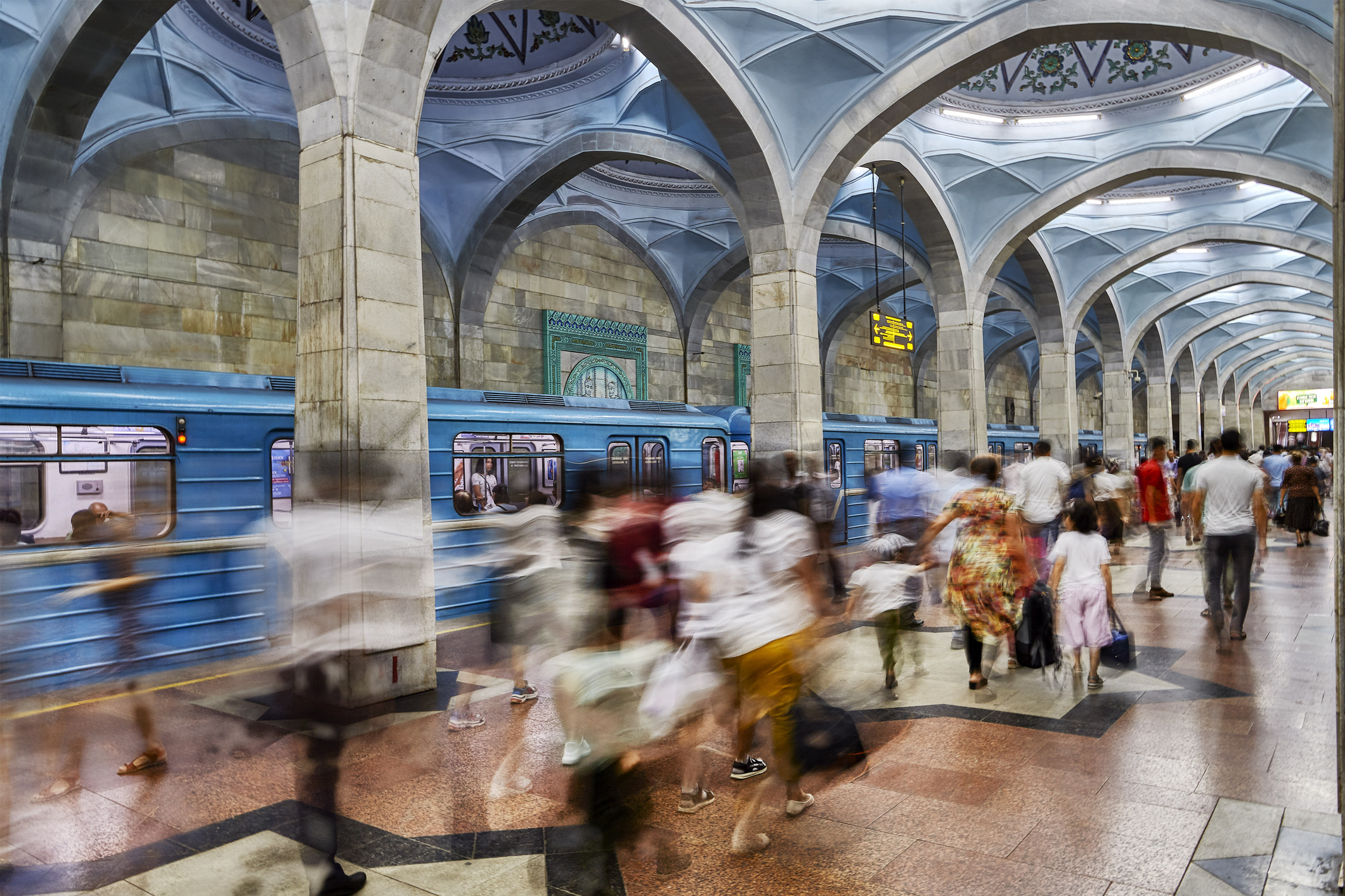Zoek je een echt originele bestemming? Oezbekistan is nog altijd een vaak onderbelichte budgetbestemming. De Oezbeekse hoofdstad Tashkent combineert gigantische Sovjet-architectuur met de eeuwenoude sfeer van de Zijderoute. De beroemde metro van Tashkent — met ondergrondse, marmeren 'paleizen voor het volk' — kost slechts een paar cent per rit.