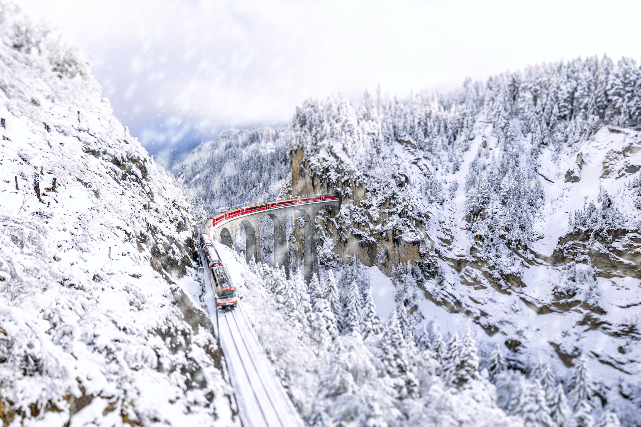 Een meesterwerk op de rails: de Bernina Express klimt van het Zwitserse Chur naar het Italiaanse Tirano over 55 tunnels en 196 bruggen, helemaal zonder tandrad. Je baant je een weg tot ruim 2.200 meter hoogte langs imponerende gletsjers, bevroren alpenmeren en het beroemde keerviaduct van Brusio. Het is dan ook geen verrassing dat trajecten van deze lijn op de Werelderfgoedlijst van Unesco staan.