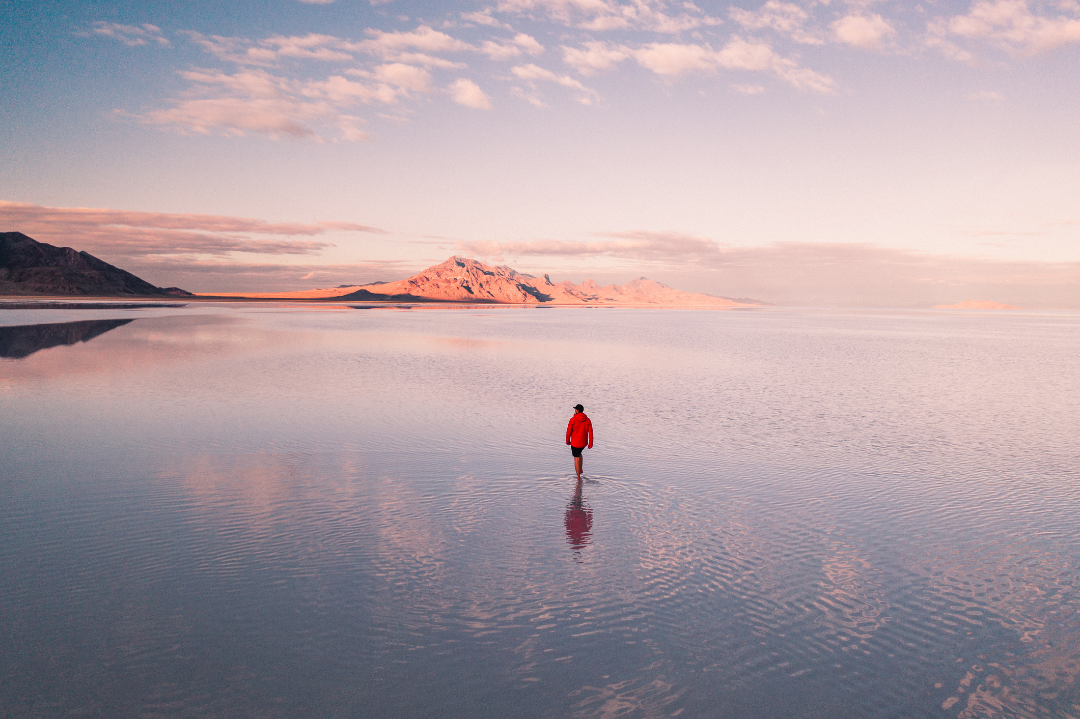 Ten westen van Great Salt Lake ligt een van de meest bekende zoutvlaktes van Noord-Amerika. Deze gortdroge, spierwitte zoutwoestijn ontstond door het opdrogen van het prehistorische Lake Bonneville. De vlakte is zo extreem plat en uitgestrikt dat de kromming van de aarde hier met het blote oog zichtbaar is en de locatie geregeld het decor vormt voor wereldsnelheidsrecords met auto's.