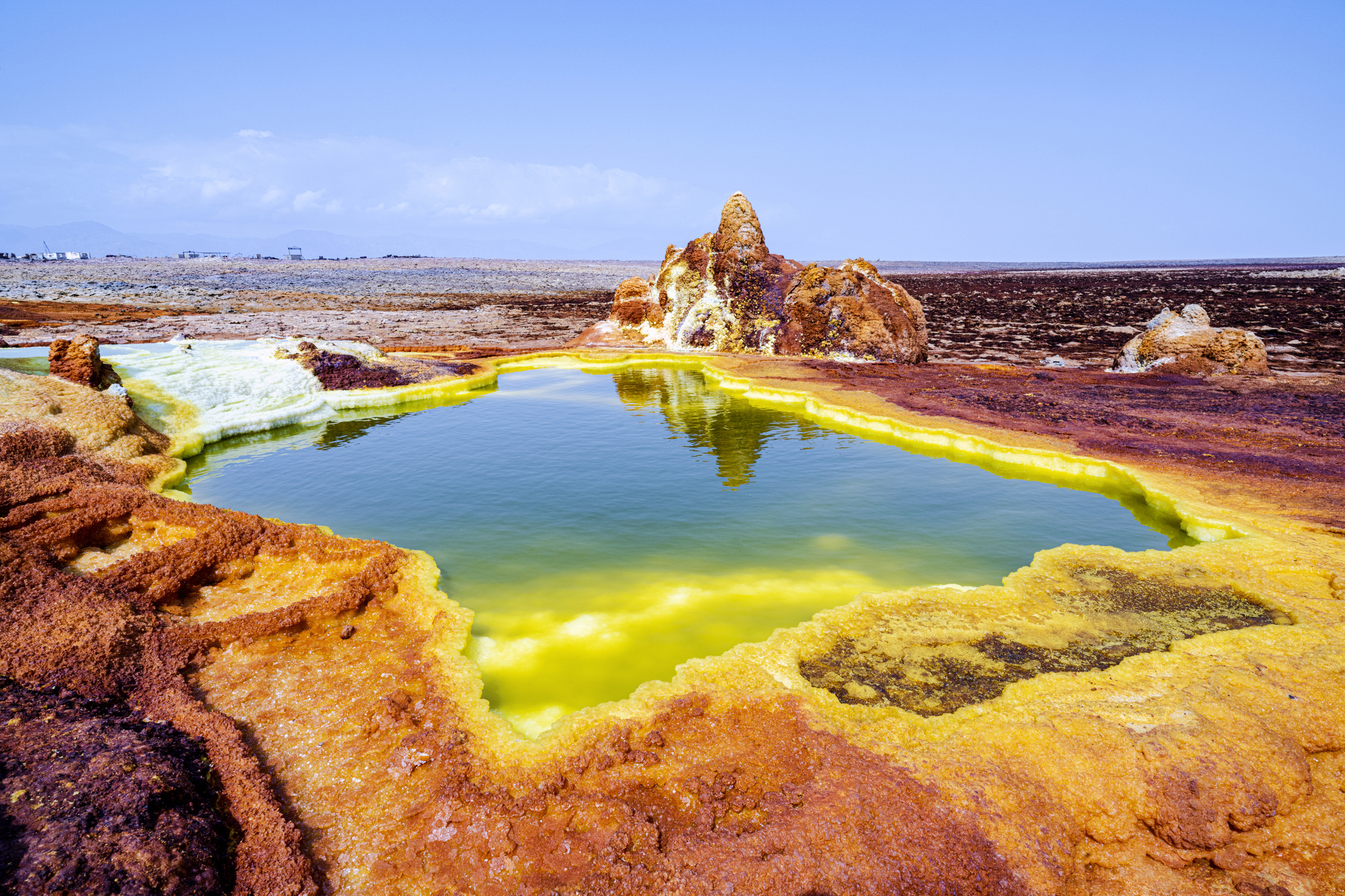 Zoutvlaktes zijn dynamische ecosystemen die sterk onder druk staan. De zoutvlakte van de Danakil-depressie in Ethiopië herbergt met zijn felgele zout- en zwavelbronnen een van de meest bizarre landschappen ter wereld, maar is door aanhoudende regionale onrust en extreem gevaarlijke omstandigheden momenteel niet verantwoord te bezoeken.
