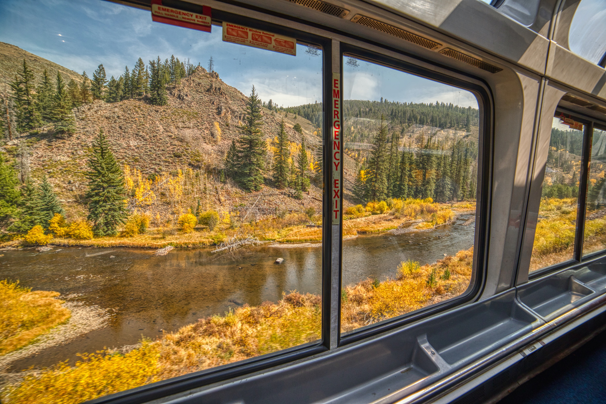 Reizen met de Rocky Mountaineer in Canada is pure luxe op wielen. Dankzij de giga-glazen panoramadaken van de wagons mis je niets van de indrukwekkende Canadese Rocky Mountains. De trein baant zich een weg langs kolkende rivieren, diepe ravijnen en besneeuwde bergtopen. En met wat geluk spot je vanuit je luie stoel zelfs een grizzlybeer langs het spoor.