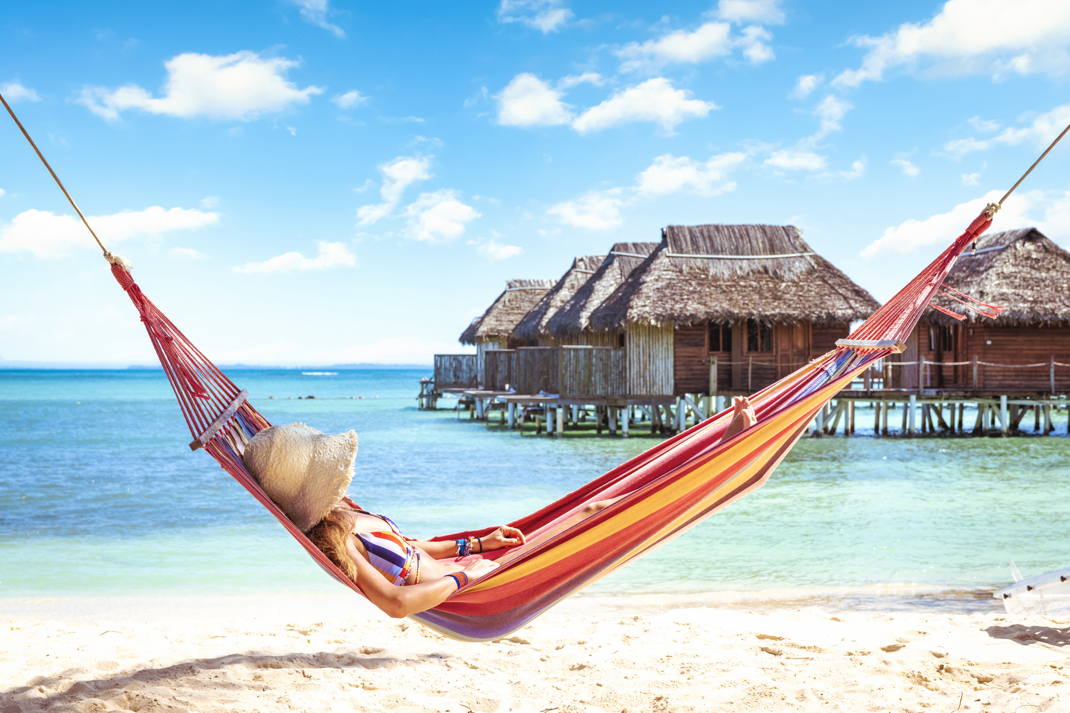 Aan de Caribische kust van Panama ligt de magische archipel Bocas del Toro. Wie droomt van paalwoningen boven felblauw water heeft hier goud in handen: het gebied staat bekend om zijn rustige, turquoise baaien, bioluminescent water en overwaterbungalows.