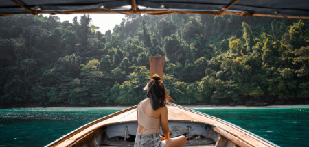 Jonge vrouwelijke toerist op een longtailboot bij het eiland Koh Phi Phi, Phuket, Thailand.