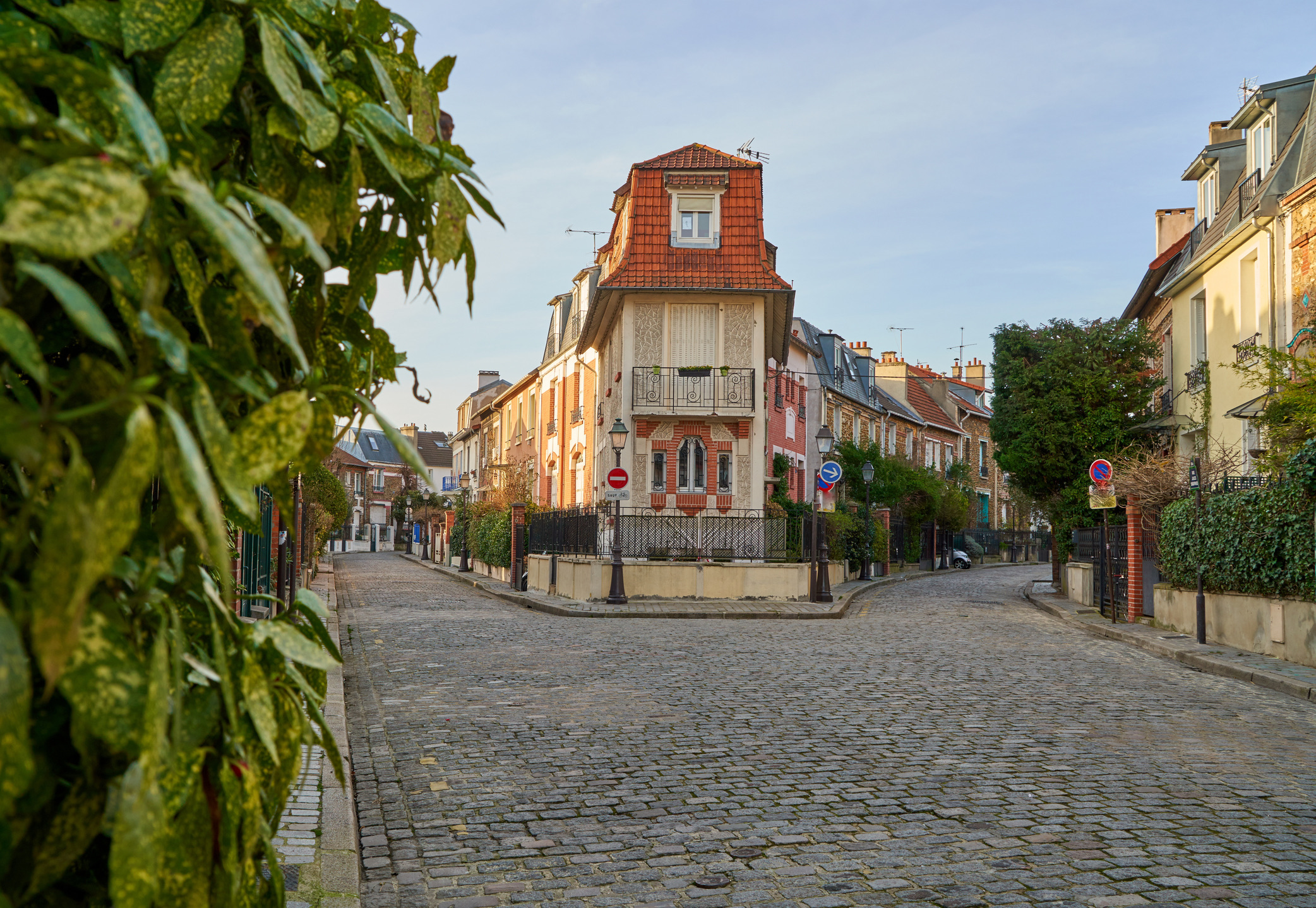 Zo reis je weg van de massa: verruil Montmartre voor de charmante heuvels van La Campagne à Paris in het twintigste arrondissement. Dit is een verborgen micro-buurt van kronkelende kasseinstraatjes, pastelkleurige huisjes met privétuintjes en dorpsenclaves waar de drukte van Frankrijk even helemaal verdwijnt.