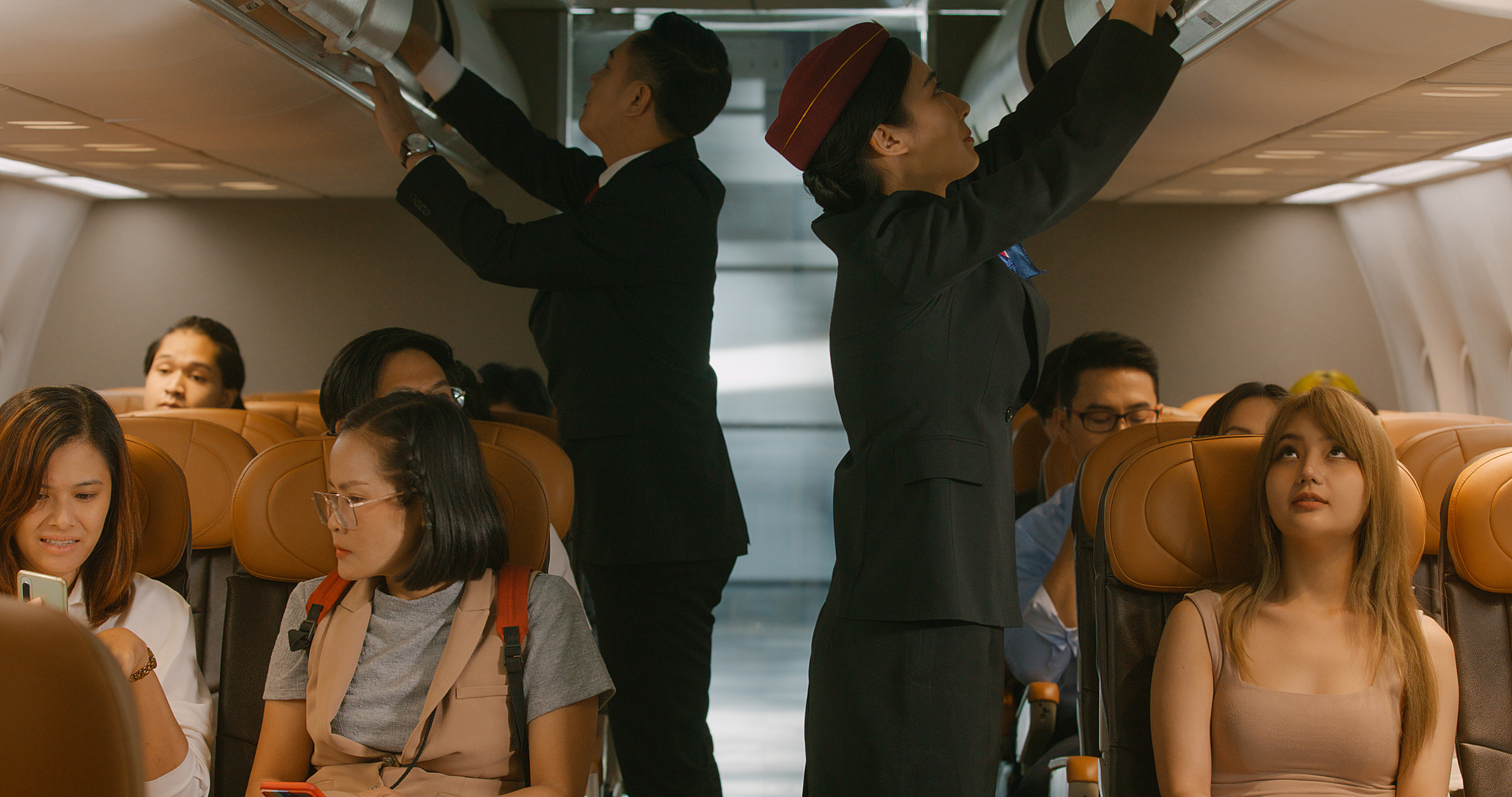 De ruimte boven je hoofd is een schaars goed. Toch behandelen veel reizigers de overhead bins als hun privé-kleedkamer. Het proppen van veel te grote koffers kost niet alleen tijd, maar zorgt er ook voor dat anderen hun handbagage niet kwijt kunnen. 