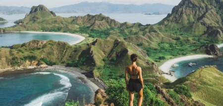 Populaire toeristische bestemming in Azië. Meisje dat avonturen beleeft op een tropisch eiland. Wandeling naar de top. Uitzichtpunt met een prachtig landschap. Tropische baai.