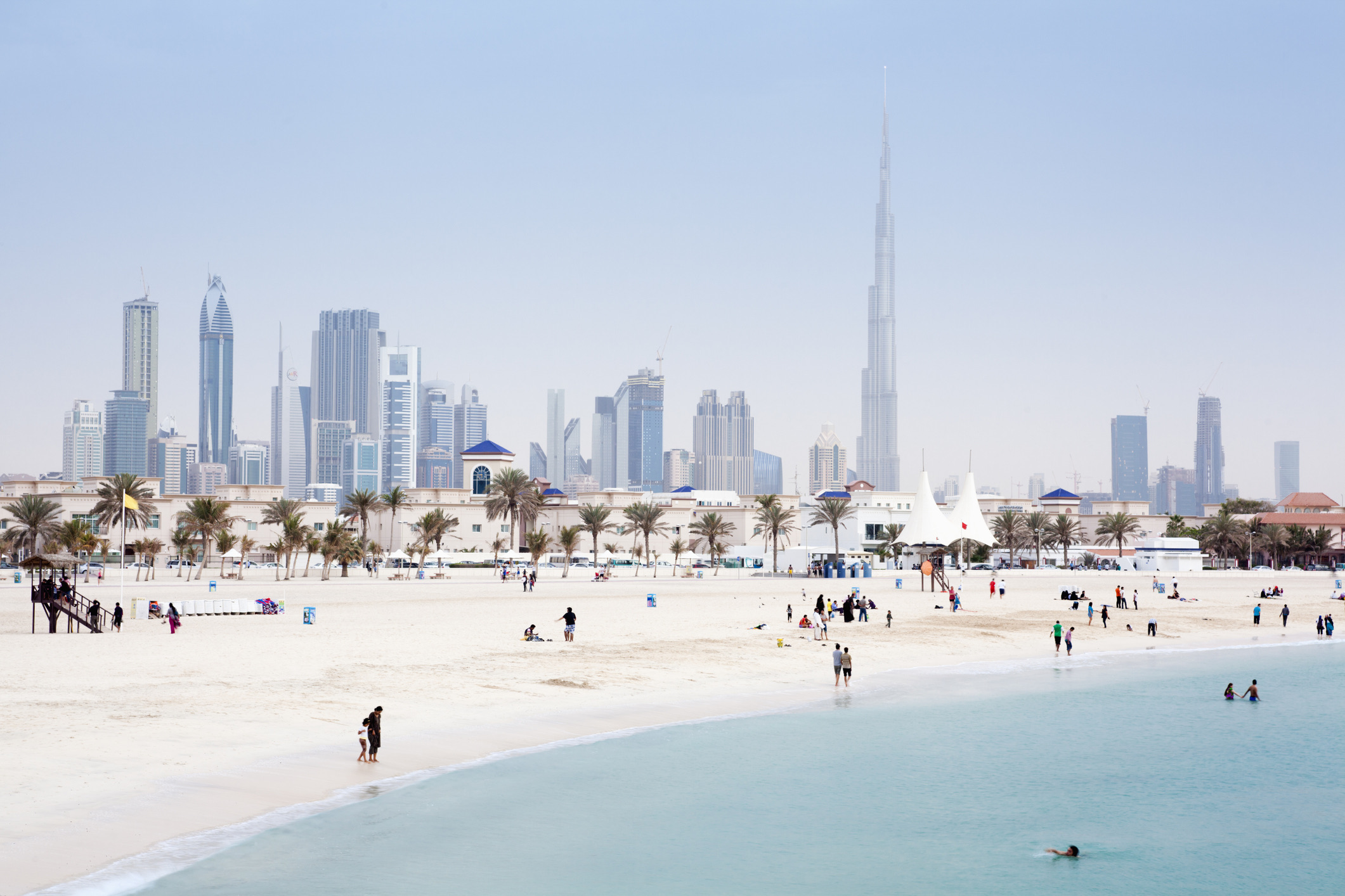 Emirates gebruikt het Dubai Connect-programma voor reizigers die een langere tussenstop hebben op weg naar bijvoorbeeld Australië, Afrika of de Indische Oceaan. Als je overstaptijd tussen de 10 en 26 uur ligt én er op het moment van boeken geen snellere aansluiting beschikbaar was binnen jouw gekozen tariefklasse, krijg je een gratis hotelovernachting in Dubai, inclusief maaltijden in het hotel, vervoer van en naar de luchthaven én de afhandeling van je visum.