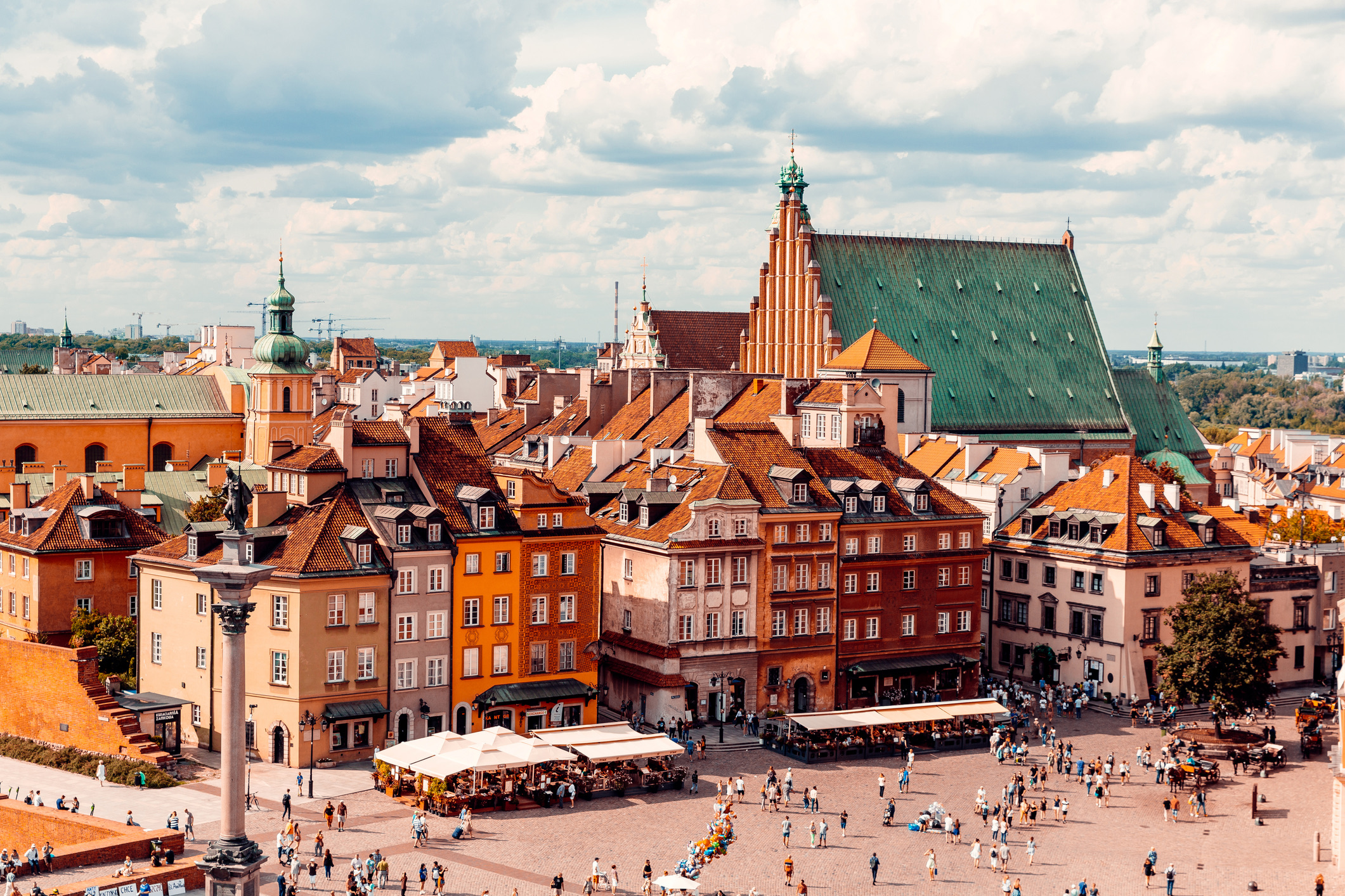 In Polen betaal je met de zloty. Het land combineert een aangrijpende geschiedenis met bruisende steden zoals Krakau, Warschau en het kleurrijke Gdańsk aan de Oostzee. Horecaprijzen en overnachtingskosten liggen hier gemiddeld 30-40% lager dan in Nederland en België, terwijl de kwaliteit van maaltijden en boetiekhotels op topniveau ligt.