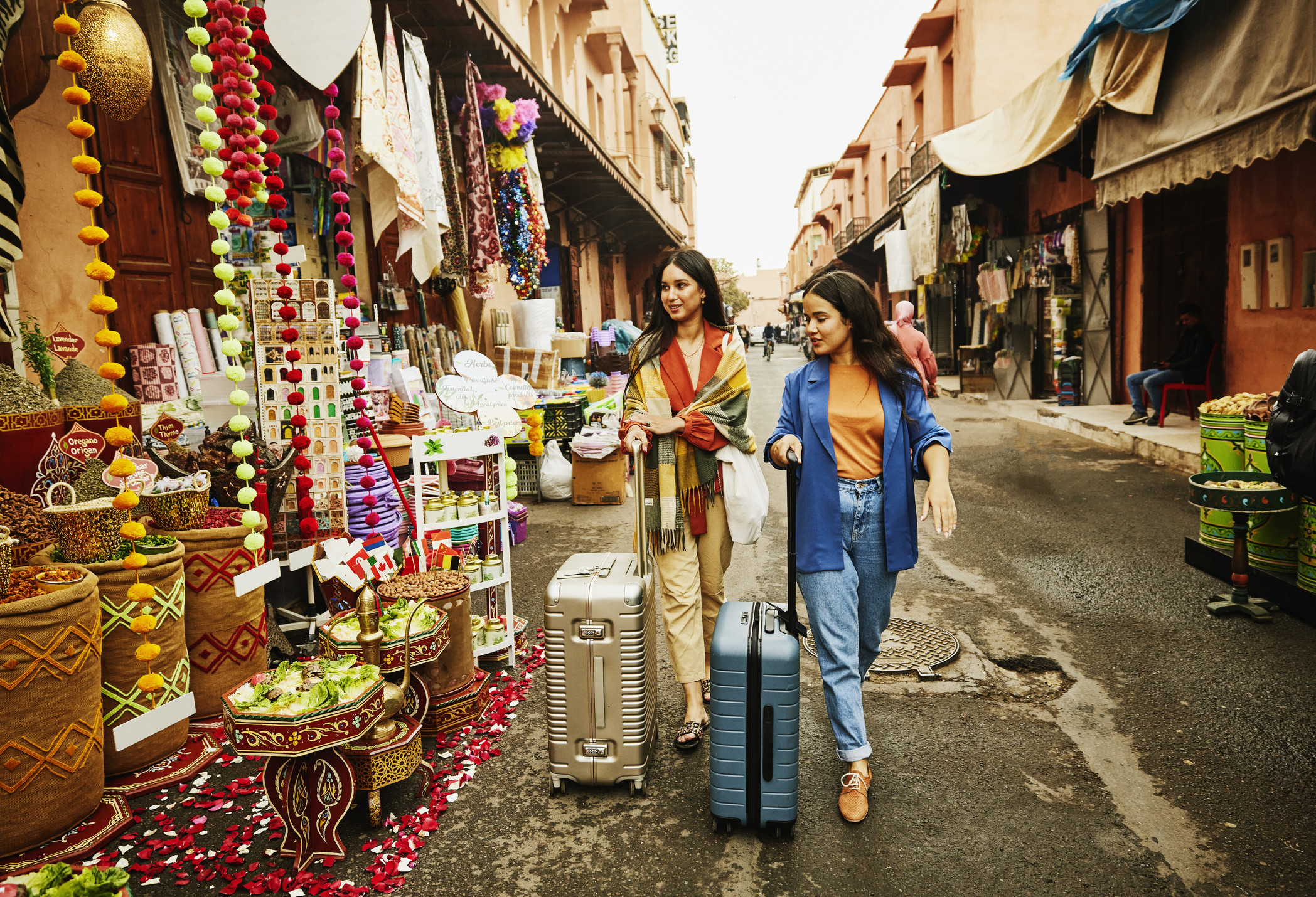 Mocht je overstaptijd in Istanbul tussen de 6 en 24 uur liggen en daarmee te kort zijn voor een overnachting, dan biedt Turkish Airlines overdag een fantastisch alternatief. Maak een volledig verzorgde bus- en wandelexcursie door historisch Istanbul, inclusief gratis maaltijden (ontbijt/lunch) en entreekaarten voor musea. Aanmelden kan bij de Hotel Desk in de aankomsthal van Istanbul Airport uiterlijk dertig minuten voor aanvang van de gekozen tour.