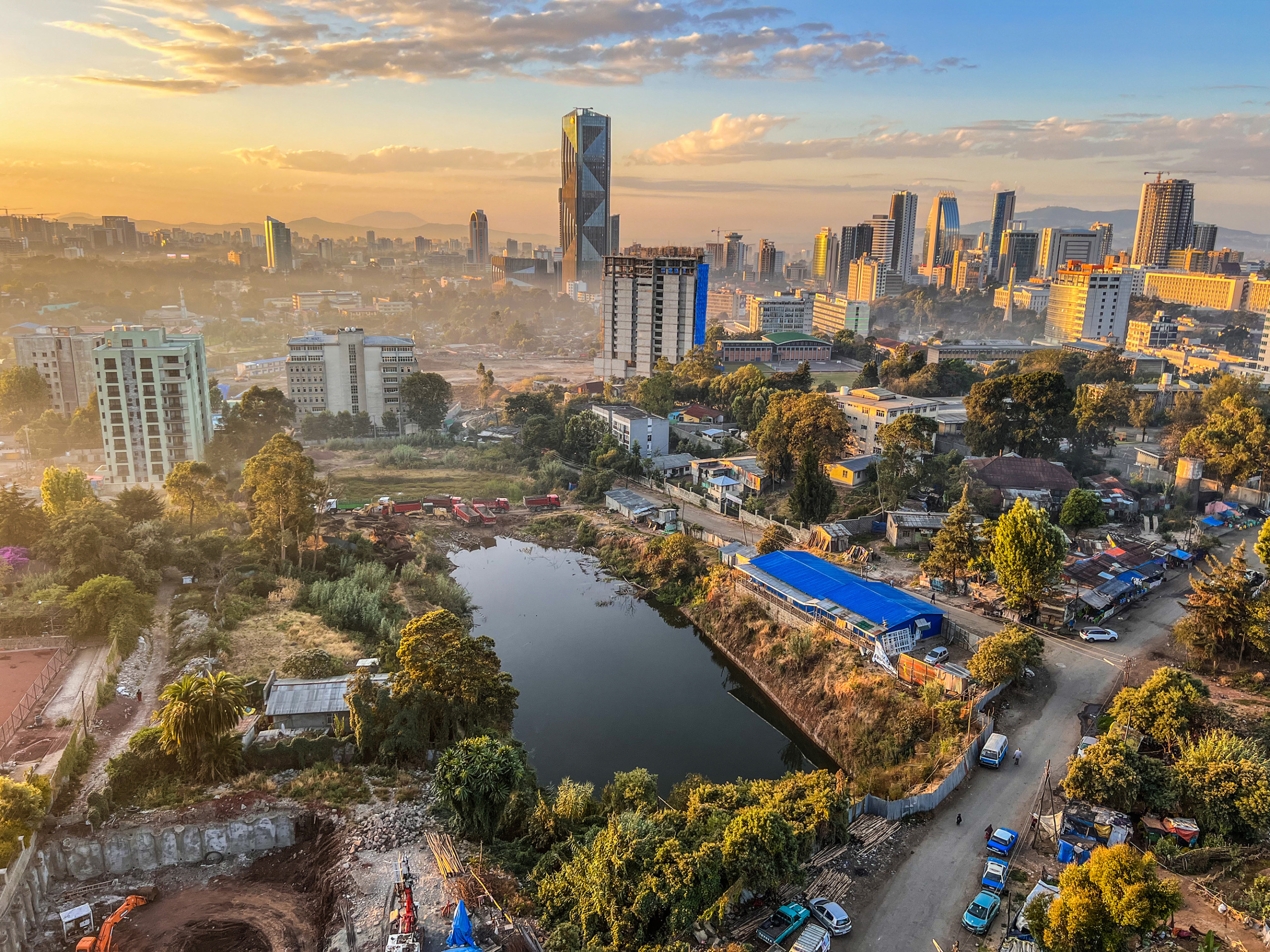 Voor reizigers met een bestemming binnen Afrika of Zuid-Amerika is Ethiopian Airlines een ontzettend sterke speler die vaak over het hoofd wordt gezien. De airline biedt een gratis hotelvoucher, inclusief maaltijden in het hotel en de pendeldienst van en naar Bole International Airport. De actie geldt bij een overstaptijd tussen de 8 en 24 uur in Addis Abeba, op voorwaarde dat er geen snellere aansluitende vlucht beschikbaar is op hetzelfde traject.