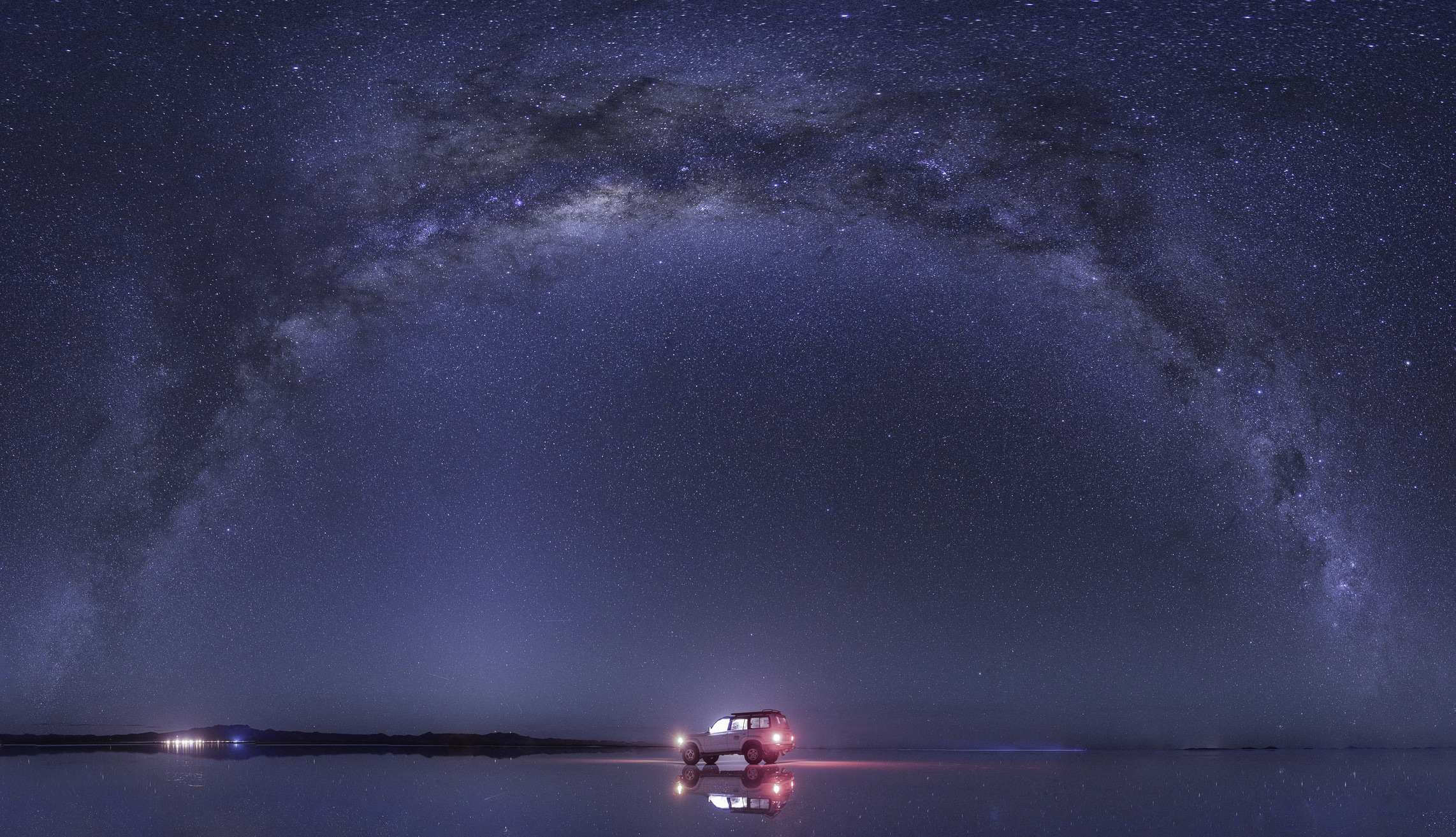 Met een oppervlakte van meer dan 10.000 vierkante kilometer is de Boliviaanse Salar de Uyuni veruit de grootste en beroemdste zoutvlakte ter wereld. Gelegen op 3.650 meter hoogte in de Andes wandel je hier over tientallen miljarden tonnen zout. Midden op de vlakte verrijst Isla Incahuasi, een rotsachtig eiland vol eeuwenoude reuzencactussen die een bizar contrast vormen met de spierwitte horizon.