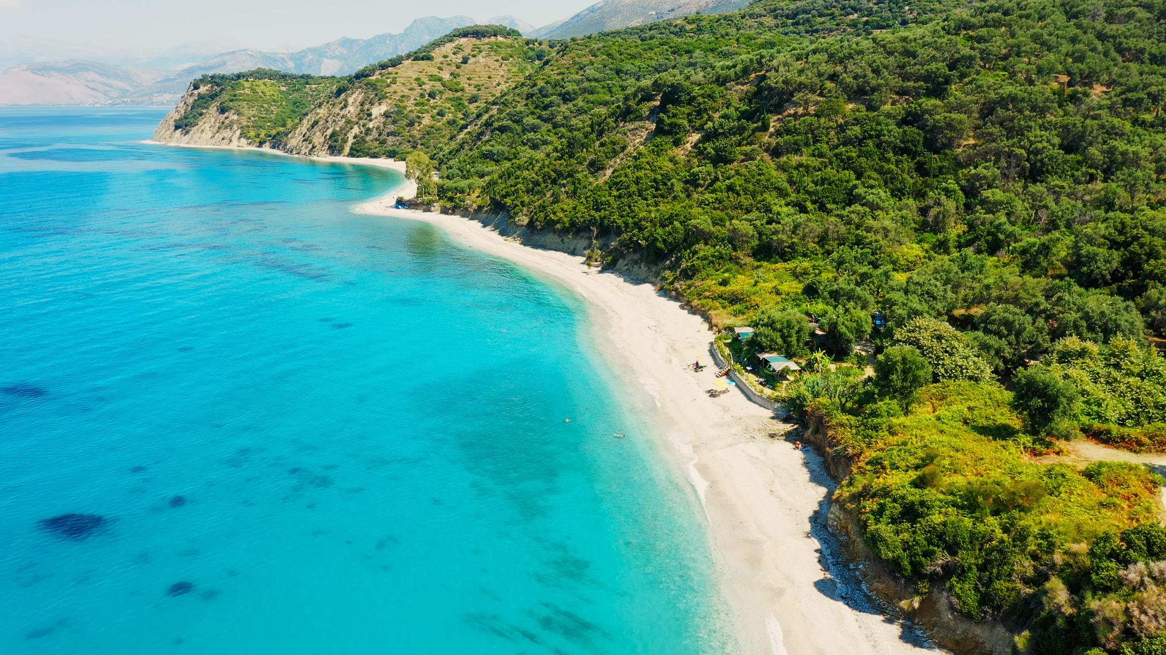 De Albanese Rivièra wint razendsnel aan populariteit en niet zonder reden. Azuurblauw water, witte zandstranden en een ruig binnenland vol gastvrije bergdorpjes. Je betaalt er met de Albanese lek en geniet op het strand van verse visgerechten en espresso's voor prijzen die in West-Europa ondenkbaar zijn.