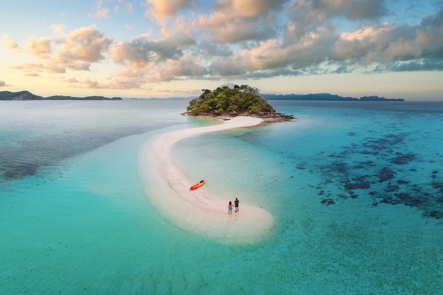 Voor wie droomt van de spectaculaire doorkijkjes en de ontdekkingsreizigerssfeer: de eilandengroep Palawan in de Filipijnen staat steevast in de lijstjes van mooiste eilanden ter wereld. Met name rond Coron en El Nido vind je steile kalksteenrotsen die oprijzen uit een spiegelgladde, smaragdgroene tot felblauwe zee.